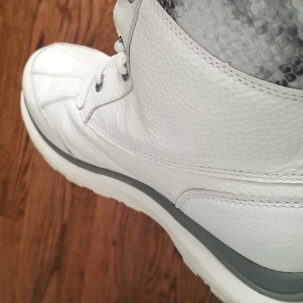 SOLD UGG Adirondack Snake White + UGG Cloves FREE! - Picture 5 of 7